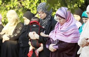 سيدات من البوسنة يؤدين صلاة العيد﻿