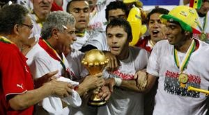 واثناء استلام الكاس مع لاعبين المنتخب