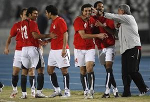 شحاته وفرحته مع اللاعبين بعد احراز هدف الفوز