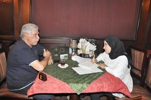 الزميلة فوزية الابراهيم تتحدث مع المدرب حسن شحاتة