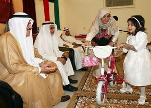  وهدية لطفلة من نزلاء الدار