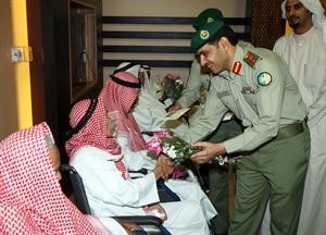 منتسبو الحرس الوطني يوزعون الهدايا
