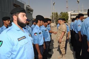 رئيس الاركان العامة الفريق الركن خالد الجراح مصافحا عددا من منتسبي الجيش﻿