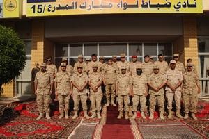 لقطة تذكارية للفريق الركن خالد الجراح مع عدد من منتسبي الجيش في نادي ضباط لواء مبارك المدرع 15﻿
