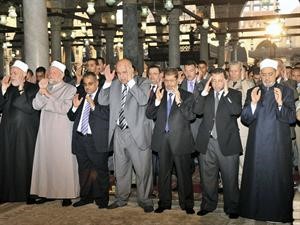 الرئيس د محمد مرسي وكبار المسؤولين يؤدون صلاة العيد في مسجد عمرو بن العاص التاريخي رويترز
