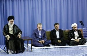 المرشد الاعلى علي خامنئي واحمدي نجاد وعلي لاريجاني وصادق لاريجاني في احتفال بمناسبة العيد	افپ ﻿