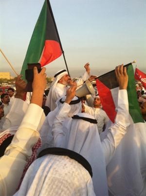 البدون خلال رفعهم علم الكويت﻿