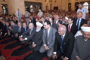 مفتي الجمهورية الشيخ دمحمد رشيد قباني ورئيس الحكومة نجيب ميقاتي وعدد من الشخصيات خلال صلاة العيد امس﻿