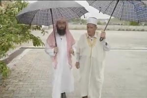 بالفيديو.. انظر ماذا يفعل رجل سبعيني من أجل الإسلام في بلاد الشيوعية!