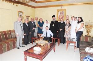 المطران عطاالله حنا مع عدد من الحضور في مطرانية الروم الارثوذكسية	 اسامة ابوعطية﻿