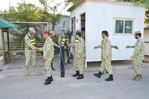 قادة الحرس يهنئون عددا من رجال الحراسات الخارجية
