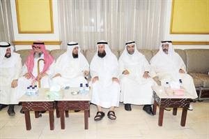 خالد السلطان وطارق العيسى يتوسطان الحضور﻿