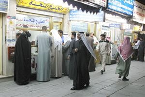 اقبال على التحويلات الى الخارج﻿