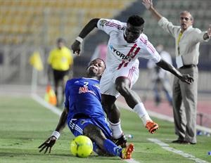 مهاجم الزمالك رزاق يحاول المرور من مدافع مازيمبي امبيلي تحت انظار فيرا افپ

