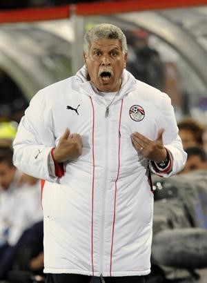 حسن شحاتة اثناء مشاجرته مع احمد حسام ميدو بامم افريقيا﻿