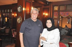 الزميلة فوزية الابراهيم بجوار حسن شحاتة﻿
