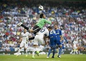 حارس مرمى فالنسيا دييغو الفيس يبعد الكرة قبل وصولها الى مهاجم ريال مدريد غونزالو هيغواين افپ
