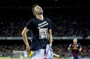 مهاجم برشلونة دافيد فيا يكشف عن فانيلة مكتوب عليها مستحيل ان اتخلى عنكم ويضع صورة لطفلتيه وزوجته
