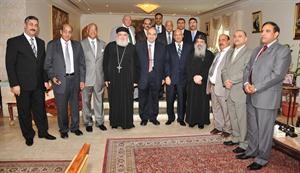السفير عبدالكريم سليمان مستقبلا عددا من المهنئين من ابناء الجالية
