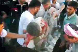مواطنون ينتشلون جثة طفل من تحت انقاض مبنى قصفته القوات السورية بحلب افپ