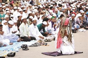 هندوسي يصلي قبل صلاة المسلمين في الهند في لفتة تجسد الوحدة الوطنية﻿
