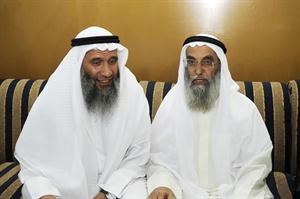 دالعتيقي مع احد الحضور
