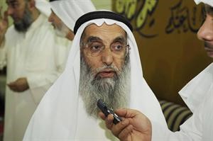 دعبدالله العتيقي متحدثا للصحافيين
