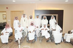 عبدالعزيز السمحان ومحمد الهبيش وبدر الردعان في صورة جماعية مع بعض النزلاء
