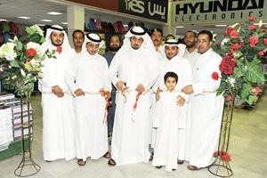 قص الشريط ايذانا بافتتاح مهرجان القرطاسية