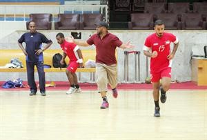 مدرب منتخب الناشئين لليد محمد مبارك في تدريب سابق عادل يعقوب
