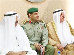 وكيل الشؤون محمد الكندري مع العقيد عادل الفريج
