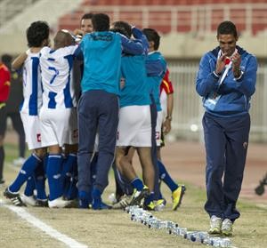 مدرب الجهراء البرازيلي جانسينيز داسيلفا يصفق للاعبيه هاني الشمري
