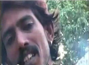 بالفيديو.. هندي يأكل الفحم المشتعل و"يحلي" بزجاج المصابيح!