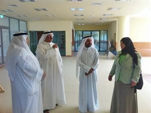 بدرية الخالدي خلال تفقدها عددا من المدارس برفقة منصور الظفيري ومعلي الدوسري﻿