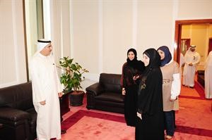 الابراهيم مستقبلا الموظفات﻿