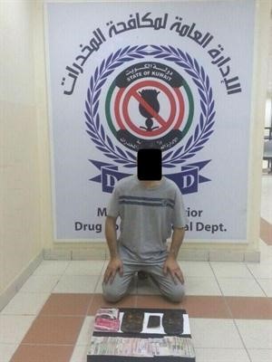 المتهم وامامه الحشيش المضبوط﻿