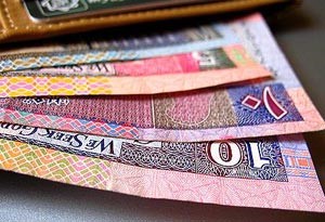 مواطن يتهم راعي «يابانية فاخرة» بسلبه 220 ديناراً وبطاقات بنكية