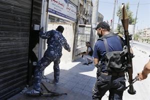 عناصر الجيش الحر يحاصرون عناصر من القوات النظامية في احد الابنية في حلب رويترز