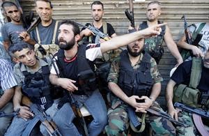 مسلحون لبنانيون مناصرون للثورة السورية خلال اشتباكات مع مناصري الرئيس بشار الاسد في طرابلس محمود الطويل
