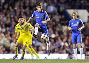 لاعب وسط تشلسي اوسكار يروض الكرة بملاحقة لاعب ريدينغ جيم كاراكان 	افپ﻿
