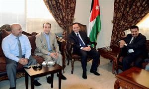 حديث باسم للسفير مع عدد من الحضور﻿