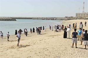 مواطنون في وداع ابنائهم قبيل بدء الرحلة﻿