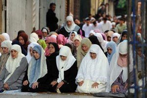 عاملة منزلية فيتنامية تنجح في إقناع 22 فرداً من أفراد عائلتها باعتناق الإسلام