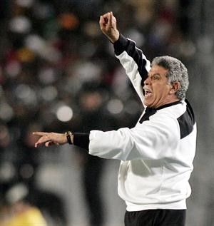 مدرب الزمالك السابق حسن شحاتة تحت ضربات الانتقاد