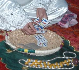 ضبط ساحرة سودانية وبحوزتها أعمالاً سحرية تستهدف ضابطي أمن ولاعباً شهيراً