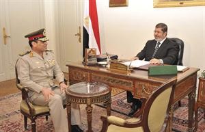 الرئيس محمد مرسي مستقبلا وزير الدفاع عبدالفتاح السيسي	رويترز﻿