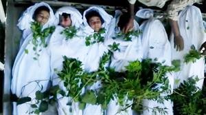 صورة عن فيديو بثه ناشطون لتشييع ام واولادها الخمسة نزحوا من المعظمية فقتلوا في قصف مدينة داريا بريف دمشق امس