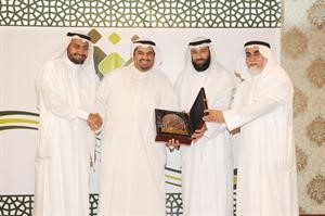دعبدالمحسن الخرافي ودعلي العمير ودمحمد الحجي يكرمون احد المتطوعين