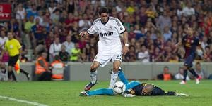 حارس مرمى برشلونة فيكتور فالديز يحاول اللحاق بالكرة قبل ان يخطفها مهاجم ريال مدريد انخل دي ماريا
