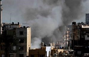  والدخان يتصاعد من احد المباني التي تعرضت للقصف ﻿